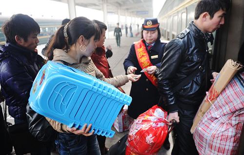 2月7日,前往烏魯木齊方向的旅客正在重慶北站上車。當(dāng)日,重慶至烏魯木齊的L1132次臨客列車從重慶火車北站發(fā)車。這趟列車全程3345公里,運(yùn)行55小時(shí)24分,是重慶客運(yùn)段今年春運(yùn)期間首列西北方向臨客列車。由于該次非空調(diào)列車運(yùn)行時(shí)間長,且主要在氣候寒冷的西北地區(qū)運(yùn)行,負(fù)責(zé)乘務(wù)工作的成都鐵路局重慶客運(yùn)段抽調(diào)骨干人員,保障列車的飲食和供暖,并為有特殊需要的旅客準(zhǔn)備了應(yīng)急藥箱、暖水袋和“愛心棉被”等。新華社記者 李健 攝
