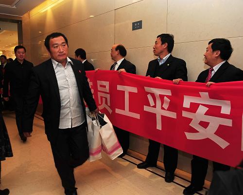 2月9日,在蘇丹遭劫持后獲救的中方人員抵達(dá)北京首都國際機(jī)場。新華社發(fā)(馬儒壯 攝)