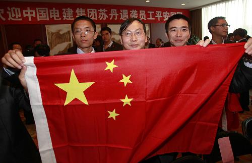 2月9日,在蘇丹遭劫持事件中獲救的29名中國工人乘班機(jī)抵達(dá)北京首都國際機(jī)場。新華社發(fā)(王申 攝)