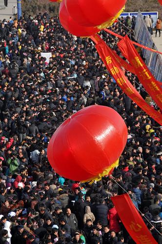 2月10日,河北省2012年“春風(fēng)行動”暨威縣“萬人百企”對接洽談會現(xiàn)場人頭攢動。當(dāng)日,河北省2012年“春風(fēng)行動”啟動儀式暨威縣“萬人百企”對接洽談會在威縣舉行。此次洽談會現(xiàn)場提供就業(yè)崗位10000余個,來自縣內(nèi)外的10家培訓(xùn)機(jī)構(gòu)、100余家企業(yè)、1100余名大中專畢業(yè)生和萬余名城鄉(xiāng)求職人員參加了此次對接洽談。新華社發(fā)(黃濤 攝)