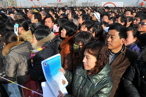 2月10日,河北省2012年“春風(fēng)行動”暨威縣“萬人百企”對接洽談會現(xiàn)場人頭攢動。新華社發(fā)(陳雷 攝)