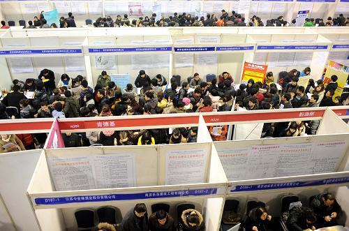 2月11日,在江蘇省人才市場(chǎng)春季大型綜合性人才招聘會(huì)上,用人單位招聘攤位前擠滿求職者。當(dāng)日,江蘇省人才市場(chǎng)、南京人才市場(chǎng)等分別舉行春季綜合性人才招聘會(huì),向社會(huì)和高校畢業(yè)生提供數(shù)萬(wàn)個(gè)工作崗位。據(jù)悉,由于春節(jié)后各單位尤其是民營(yíng)企業(yè)用人需求猛增,今年南京的招聘旺季提前1個(gè)月到來(lái)。新華社記者 孫參 攝