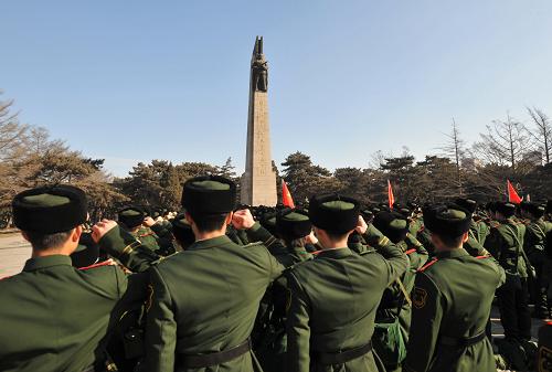 2月13日,新戰(zhàn)士在遼寧邊防總隊(duì)教導(dǎo)大隊(duì)新訓(xùn)團(tuán)授銜儀式上莊嚴(yán)宣誓。當(dāng)日,遼寧邊防總隊(duì)教導(dǎo)大隊(duì)新訓(xùn)團(tuán)在沈陽(yáng)抗美援朝烈士陵園舉行新兵授銜儀式,通過(guò)組織新兵回顧歷史、緬懷先烈、莊嚴(yán)宣誓,樹(shù)立扎根邊防、報(bào)效祖國(guó)的信念。新華社發(fā)(王朝輝 攝)