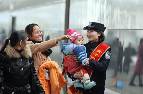 2月13日,“青年民警便民服務(wù)隊”的一位女民警在站臺上幫助出行旅客抱孩子。當(dāng)日,重慶鐵路警察正式啟動“學(xué)雷鋒,獻(xiàn)溫情”便民服務(wù)活動。十多名在重慶火車北站工作的鐵路警察組成了“青年民警便民服務(wù)隊”,為出行旅客提供便民服務(wù)。提一提沉重的行李箱、扶一扶蹣跚的老人、抱一抱年幼的孩子……青年民警用他們的實際行動踐行著雷鋒精神。新華社記者 劉潺 攝