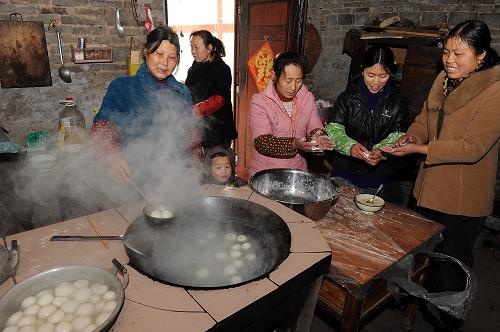 2月11日,重慶市云陽(yáng)縣黃石鎮(zhèn)中灣村“貼心嫂子”互助組組員帶著米面來(lái)到該村患有腦癱的困難婦女張萬(wàn)英家,幫忙做湯圓。新華社記者 何俊昌 攝