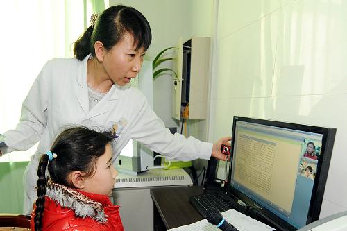 2月13日,新疆布爾津縣窩依莫克鄉(xiāng)9歲的哈薩克族女孩迪達爾在新疆維吾爾自治區(qū)人民醫(yī)院布爾津縣分院遠程會診中心與該分院兒科主治醫(yī)生吳新梅一起通過網(wǎng)絡(luò)聽取專家的建議和診斷。新疆布爾津縣積極探索新型惠民醫(yī)療體系建設(shè),2011年下半年與新疆維吾爾自治區(qū)人民醫(yī)院合作,正式揭牌成立新疆維吾爾自治區(qū)人民醫(yī)院布爾津縣分院。分院成立以來,在轉(zhuǎn)院、轉(zhuǎn)診、治療等方面簡化了手續(xù)。同時自治區(qū)人民醫(yī)院骨科、創(chuàng)傷科的專家先后來分院開展手術(shù)60余例,并為當(dāng)?shù)孛赓M培訓(xùn)醫(yī)護人員。通過分院開設(shè)的“網(wǎng)絡(luò)會診”,自治區(qū)人民醫(yī)院專家成功診治近170余例病患者,大大解決了農(nóng)牧民“看病難、看病貴”問題。新華社記者沙達提攝