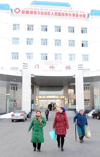2月13日,三名哈薩克族婦女從新疆維吾爾自治區(qū)人民醫(yī)院布爾津縣分院門診大樓走出。新華社記者沙達提攝