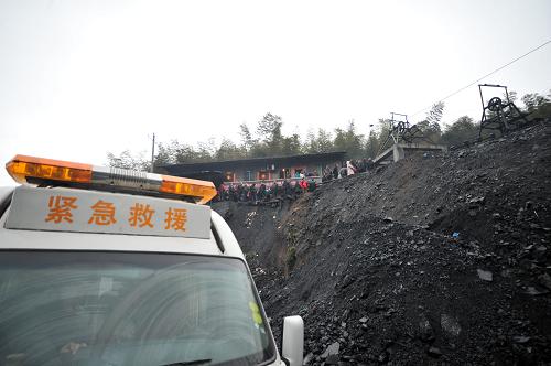 停在事故發(fā)生現(xiàn)場的救援車輛(2月16日攝)。新華社記者 白禹 攝