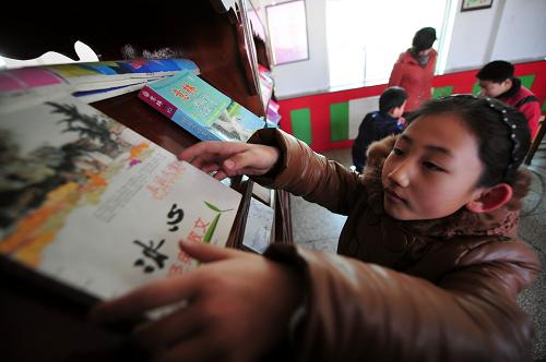 2月16日,在工農(nóng)路街道的“留守兒童之家”,一位小朋友在書架上挑選圖書。甘肅省白銀市白銀區(qū)工農(nóng)路街道針對轄區(qū)流出務(wù)工人員逐年增加、“留守兒童”不斷增加的情況,于2009年建成甘肅省首個(gè)城市街道“留守兒童之家”,使轄區(qū)留守兒童學(xué)業(yè)有教、監(jiān)護(hù)有人、安全有保、親情有系,達(dá)到“關(guān)愛一個(gè)孩子,溫暖一個(gè)家庭,幫助一批群眾”的目的,為留守兒童撐起一片溫暖的藍(lán)天。新華社記者張錳攝