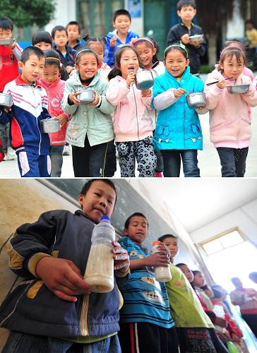 上圖:在廣西柳州市融安縣大良鎮(zhèn)中心小學(xué),學(xué)生們?cè)诔悦赓M(fèi)營(yíng)養(yǎng)午餐(2011年11月9日攝)。柳州市從2008年秋季學(xué)期開始實(shí)施“貧困縣農(nóng)村義務(wù)教育階段學(xué)生實(shí)施免費(fèi)午餐制度”。 下圖: 廣西南寧市上林縣澄泰鄉(xiāng)東紅村東紅小學(xué)的同學(xué)在展示他們的“粥瓶”午餐(2011年4月19日攝)。2011年5月起,南寧市啟動(dòng)“貧困縣義務(wù)教育學(xué)生營(yíng)養(yǎng)改善計(jì)劃免費(fèi)午餐”工程,該校學(xué)生從此告別“粥瓶”。