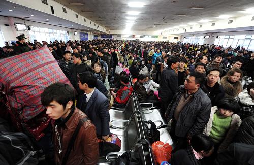 2月16日,旅客在江西南昌火車(chē)站候車(chē)室等車(chē)。當(dāng)日,繁忙的2012年鐵路春運(yùn)雖已落下帷幕,但作為全國(guó)節(jié)后四大中轉(zhuǎn)站之一的南昌火車(chē)站客流仍持續(xù)高位運(yùn)行。截至18時(shí),南昌火車(chē)站當(dāng)日發(fā)送旅客6.2萬(wàn)人次。新華社記者 周科 攝