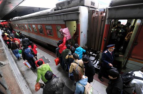 2月16日,旅客在江西南昌火車(chē)站上車(chē)。新華社記者 周科 攝