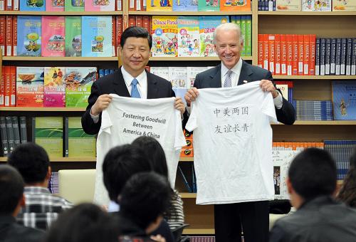 這是習(xí)近平與拜登相互交換洛杉磯國際研究學(xué)習(xí)中心學(xué)生贈送的印有“中美兩國 友誼長青”字樣的T恤衫。新華社記者 謝環(huán)馳 攝