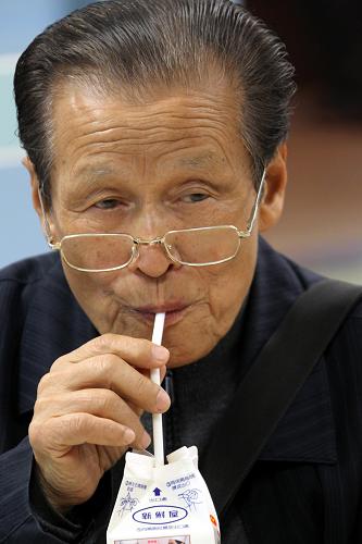 2月18日,來自廣東79歲的蔣連福在吃早點(diǎn),他的身體已基本恢復(fù)正常。新華社記者 高學(xué)余 攝