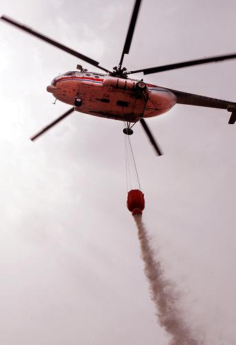3月6日,一架森林航空消防直升機在“火場”上空灑水。當日,河南省森林航空消防站在伊川縣境內(nèi)舉行一場有兩架森林航空消防直升機參加的森林火場吊桶滅火演練。河南省2008年成立森林航空消防站,填補了森林航空消防業(yè)務(wù)的空白。目前,在軍、民航管部門的大力支持下,河南森林航空消防如同空中翱翔的“神鷹”,行動迅捷,覆蓋面廣,實現(xiàn)了大別山、桐柏山、伏牛山、太行山重點林區(qū)航空護林的全覆蓋。3年多來,執(zhí)行森林滅火任務(wù)40余起,在森林防火巡護中也發(fā)揮了重要作用。新華社記者 王頌 攝