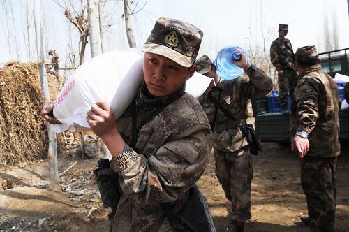3月10日,和田軍分區(qū)官兵為災(zāi)區(qū)送去大米和面粉等生活物資。據(jù)國家地震臺網(wǎng)測定,3月9日6時(shí)50分,新疆和田地區(qū)洛浦縣發(fā)生6.0級地震,震源深度30公里。地震發(fā)生后,新疆和田軍分區(qū)迅速啟動“地震應(yīng)急預(yù)案”,及時(shí)成立抗震救災(zāi)指揮部,洛甫縣人武部迅速組織所屬官兵和基干民兵趕赴災(zāi)區(qū)抗震救災(zāi),為受災(zāi)群眾送去了價(jià)值2萬余元的大米、面粉、清油、飲用水等生活物資,并向13戶受災(zāi)群眾贈送了慰問金。據(jù)統(tǒng)計(jì),截至10日19時(shí),和田軍分區(qū)為抗震救災(zāi)共出動官兵(含各類民兵)2000人次,幫助群眾搭建百余頂帳篷,清理危房千余間。新華社發(fā)(向文軍 攝)