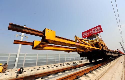 3月13日,鋪軌車正在進(jìn)行軌道鋪設(shè)。新華社記者徐昱攝