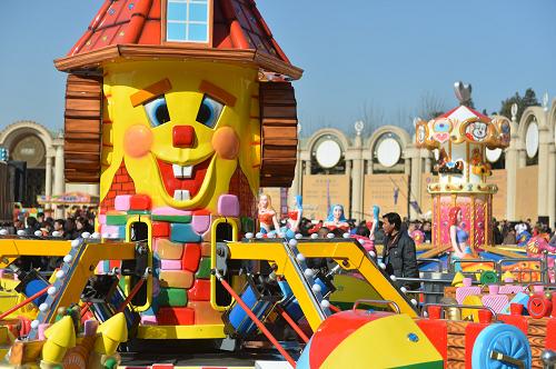 3月14日,一些國內(nèi)游藝設(shè)備生產(chǎn)企業(yè)在博覽會上展示大型游藝設(shè)備。當(dāng)日,第22屆中國國際游樂設(shè)備設(shè)施博覽會在北京展覽館開幕。國內(nèi)100多家游樂設(shè)施制造廠和游樂園企業(yè)參展,23個國家和地區(qū)的采購團(tuán)到會。新華社記者李俊東攝