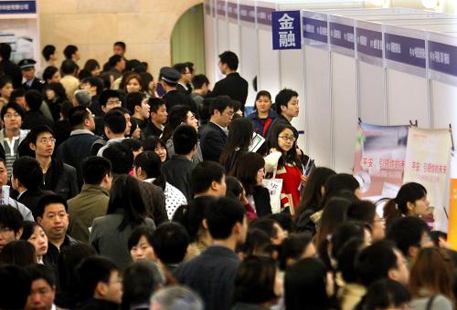 3月31日,應(yīng)聘者在了解招聘信息。新華社記者 劉穎 攝
