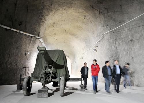 幾名游客在“816核軍工洞工程遺址”中巨大的車行人工洞體中參觀。新華社記者 劉潺 攝