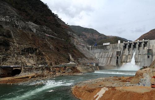 官地水電站水庫大壩(3月31日攝)。3月31日,雅礱江官地水電站舉行首臺60萬千瓦機組并網(wǎng)發(fā)電儀式。該電站是國家“西電東送”重點工程、四川省“十二五”期間投產(chǎn)的第一個百萬千瓦裝機的大型水電站。官地水電站位于四川省涼山彝族自治州西昌市和鹽源縣交界處,是雅礱江卡拉至江口河段水電規(guī)劃五級開發(fā)方式的第三個梯級電站,其上游有在建的錦屏一級和錦屏二級水電站,下游有已建成的二灘水電站。電站由二灘水電開發(fā)有限責(zé)任公司在雅礱江上投資興建,工程總投資約160億元,總裝機容量240萬千瓦。新華社記者 江宏景 攝