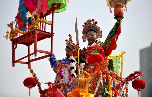 4月6日,洋縣懸臺社火在第三屆西部非物質(zhì)文化遺產(chǎn)展演上進(jìn)行演出。新華社記者 劉瀟 攝