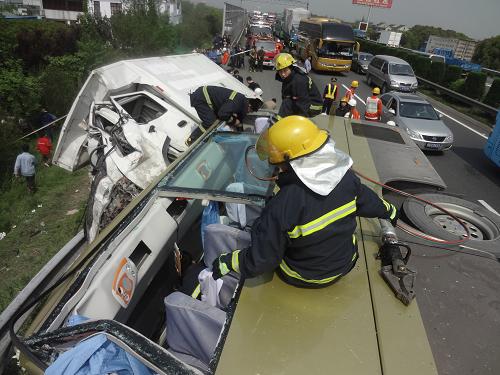 4月22日,消防人員在沿江高速江蘇常熟段一起交通事故現(xiàn)場(chǎng)進(jìn)行救援。當(dāng)日上午,沿江高速江蘇常熟段發(fā)生一起重大交通事故,一輛上海旅游大巴與一輛蘇州牌照的大貨車發(fā)生猛烈碰撞。截至14時(shí),事故已造成13人死亡,十多人受傷,傷者已送往常熟中醫(yī)院搶救。具體事故原因及傷亡人數(shù)正在核實(shí)中。新華社 發(fā)