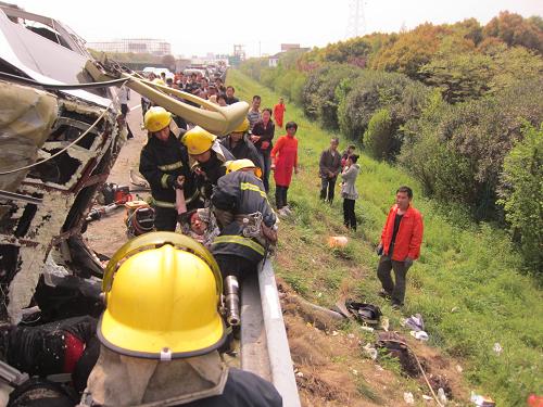 4月22日,消防人員在沿江高速江蘇常熟段一起交通事故現(xiàn)場(chǎng)進(jìn)行救援。新華社 發(fā)