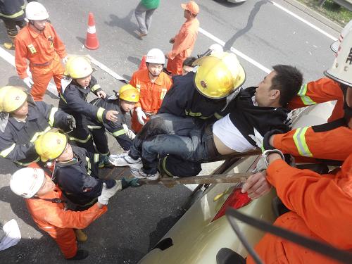 4月22日,消防人員在沿江高速江蘇常熟段一起交通事故現(xiàn)場(chǎng)進(jìn)行救援。新華社 發(fā)