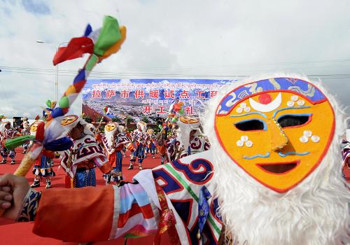 4月28日,演員在拉薩市供暖試點(diǎn)工程項(xiàng)目開(kāi)工典禮上表演藏戲。新華社記者 普布扎西 攝