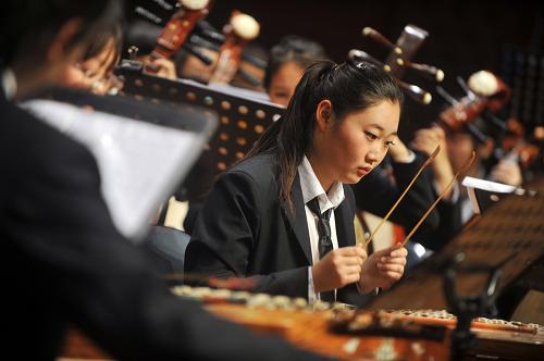4月28日,在寧夏銀川第四屆國(guó)際青少年音樂節(jié)開幕演出上,銀川學(xué)生樂團(tuán)在演奏。新華社記者 彭昭之 攝