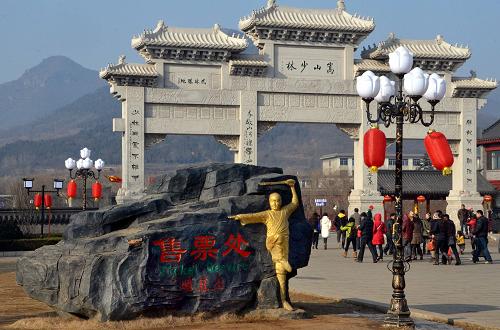 嵩山少林寺景區(qū)山門(mén)外的售票處。該景區(qū)100元的門(mén)票價(jià)格已經(jīng)實(shí)行了6年(2012年1月31日攝)。新華社記者 王頌 攝