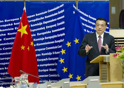 5月3日,中國國務(wù)院副總理李克強(qiáng)與歐盟委員會主席巴羅佐共同出席在布魯塞爾歐盟委員會大樓舉行的中歐高層能源會議閉幕式并發(fā)表講話。這是李克強(qiáng)在發(fā)表講話。新華社記者 黃敬文 攝