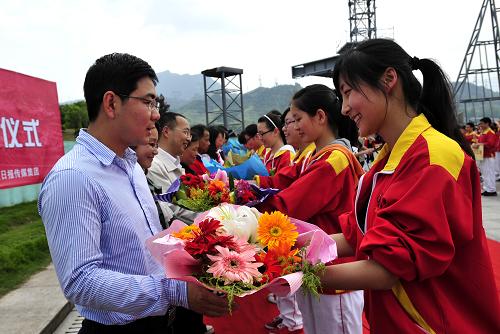 5月4日,湖北省宜昌市夷陵中學(xué)學(xué)生在三峽大壩前舉行的18歲成人宣誓儀式上向家長、老師獻(xiàn)花。新華社發(fā)(鄭家裕 攝)