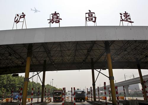 5月6日,車輛從拆除收費(fèi)亭的上海滬嘉高速公路南翔收費(fèi)站經(jīng)過。新華社發(fā)(鈕一新 攝)