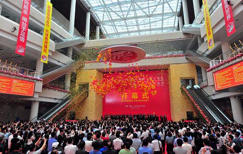 圖為第十四屆海峽兩岸經(jīng)貿(mào)交易會暨第九屆中國福建商品交易會開幕現(xiàn)場(5月18日攝)。當(dāng)日,第十四屆海峽兩岸經(jīng)貿(mào)交易會暨第九屆中國福建商品交易會(海交會)在福州海峽國際會展中心隆重開幕,展區(qū)面積7.5萬平方米,總展位數(shù)3376個。海交會是福建省的一年一度大型綜合性對臺對外經(jīng)貿(mào)活動。本屆海交會將持續(xù)至22日。新華社記者 魏培全 攝