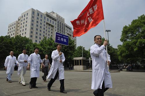 5月18日,醫(yī)療單位醫(yī)生代表在出征儀式現(xiàn)場(chǎng)準(zhǔn)備出發(fā)前往基層。當(dāng)日,貴州省衛(wèi)生廳開展“四幫四促在行動(dòng),萬名醫(yī)生下基層”活動(dòng)的出征儀式,來自全省6個(gè)醫(yī)療衛(wèi)生單位的90名醫(yī)生將奔赴全省18個(gè)縣市區(qū),幫助基層醫(yī)院提高科室管理水平,增強(qiáng)醫(yī)療服務(wù)能力,為人民群眾送服務(wù)、送溫暖、送健康。新華社記者 歐東衢 攝