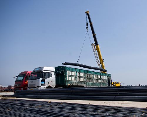 5月29日,物流中心內(nèi)的吊車在裝載鋼材。新華社記者 馬曹冉 攝