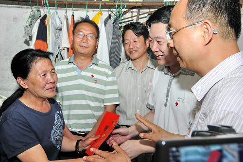 6月2日,福建省、福州市紅十字會的工作人員到“特殊困難家庭”林慧(左)家里慰問。新華社記者林善傳攝