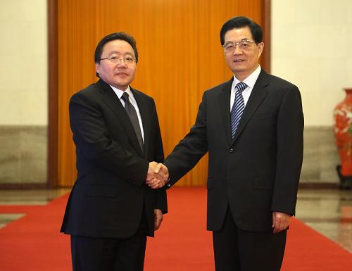 6月7日,中國國家主席胡錦濤在北京人民大會(huì)堂主持儀式,歡迎出席上海合作組織成員國元首理事會(huì)第十二次會(huì)議的蒙古國總統(tǒng)額勒貝格道爾吉。新華社記者 蘭紅光 攝