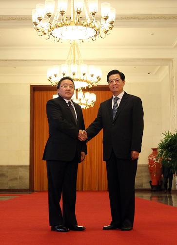 6月7日,中國國家主席胡錦濤在北京人民大會(huì)堂主持儀式,歡迎出席上海合作組織成員國元首理事會(huì)第十二次會(huì)議的蒙古國總統(tǒng)額勒貝格道爾吉。新華社記者 蘭紅光 攝