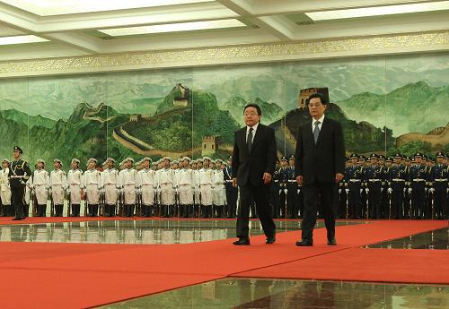 6月7日,中國國家主席胡錦濤在北京人民大會(huì)堂主持儀式,歡迎出席上海合作組織成員國元首理事會(huì)第十二次會(huì)議的蒙古國總統(tǒng)額勒貝格道爾吉。新華社記者 蘭紅光 攝