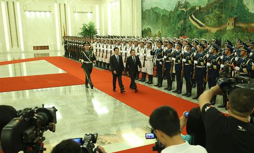6月7日,中國國家主席胡錦濤在北京人民大會(huì)堂主持儀式,歡迎出席上海合作組織成員國元首理事會(huì)第十二次會(huì)議的蒙古國總統(tǒng)額勒貝格道爾吉。新華社記者 蘭紅光 攝