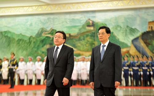 6月7日,中國國家主席胡錦濤在北京人民大會(huì)堂主持儀式,歡迎出席上海合作組織成員國元首理事會(huì)第十二次會(huì)議的蒙古國總統(tǒng)額勒貝格道爾吉。新華社記者 黃敬文 攝