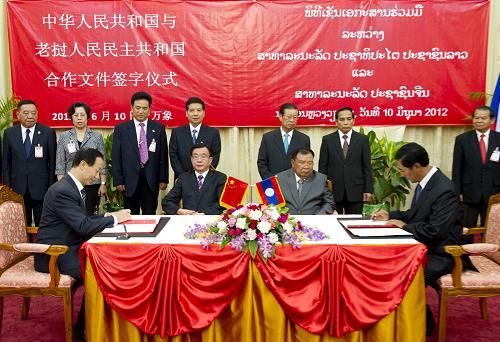 6月10日,中共中央政治局常委、中央紀(jì)委書記賀國強(qiáng)在萬象會見老撾人民革命黨中央政治局委員、中央書記處常務(wù)書記、國家副主席本揚(yáng)。這是會見后,賀國強(qiáng)與本揚(yáng)共同出席中老相關(guān)合作協(xié)議的簽字儀式。新華社記者 黃敬文 攝