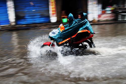 6月17日,江西省樂平市出現(xiàn)暴雨天氣,城區(qū)道路積水嚴(yán)重。近期全國天氣呈現(xiàn)“水火兩重天”,華南地區(qū)強(qiáng)降水還未停歇,華北地區(qū)又遭受高溫“炙烤”,中央氣象臺(tái)當(dāng)日連續(xù)發(fā)布暴雨藍(lán)色預(yù)警信號(hào)和高溫藍(lán)色預(yù)警信號(hào)。新華社發(fā)(程萬海 攝)