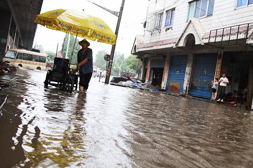6月17日,江西省樂平市出現(xiàn)暴雨天氣,城區(qū)道路積水嚴(yán)重。新華社發(fā)(程萬海 攝)
