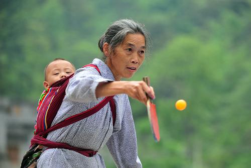 在廣西都安瑤族自治縣隆福鄉(xiāng)隆福村隆幫屯“居家養(yǎng)老互助站”,一位留守老人背著孫子在打乒乓球(5月31日攝)。記者日前從廣西民政部門(mén)獲悉,廣西計(jì)劃在“十二五”期間投入8.3億元用于農(nóng)村養(yǎng)老服務(wù)體系建設(shè),構(gòu)建以居家養(yǎng)老為主、機(jī)構(gòu)養(yǎng)老為補(bǔ)充的農(nóng)村養(yǎng)老服務(wù)格局。廣西2010年人口普查顯示,60歲及以上人口達(dá)603.68萬(wàn)人,占常住人口總數(shù)的13.11%,是全國(guó)進(jìn)入人口老齡化較早的省區(qū)之一。“十二五”期間,廣西將建設(shè)3000個(gè)示范性村級(jí)老年協(xié)會(huì),覆蓋農(nóng)村老人將達(dá)到150萬(wàn)人以上;同時(shí)還將改、擴(kuò)建100個(gè)示范性鄉(xiāng)鎮(zhèn)敬老院,新建4000個(gè)五保村。新華社記者 黃孝邦 攝
