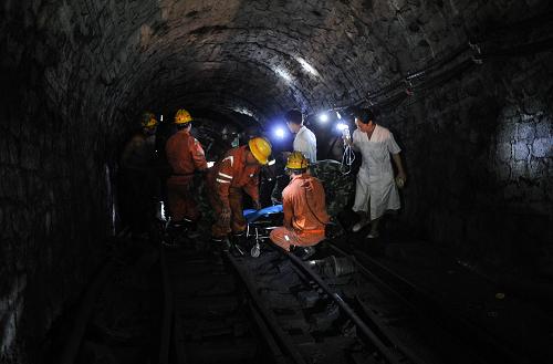 7月8日,首名獲救的礦工劉運青被救援隊員用擔架抬出巷道。當日凌晨1時42分,經過救援人員近80個小時的營救,在湖南耒陽茄莉沖煤礦透水事故現(xiàn)場,4日被困的16名礦工中的首批3人獲救。目前救援工作還在緊張有序進行中。據(jù)了解,4日被困的16名礦工中,11人已確認存活。存活的11人將分三批被抬出井口迅速送往耒陽市的醫(yī)院實施進一步的醫(yī)療救治。7月4日18時左右,茄莉沖新井煤礦發(fā)生透水事故,事故發(fā)生時有40人在井下,其中發(fā)生透水事故的南作業(yè)區(qū)20人,事發(fā)后24人安全升井,16人被困。新華社記者 白禹 攝