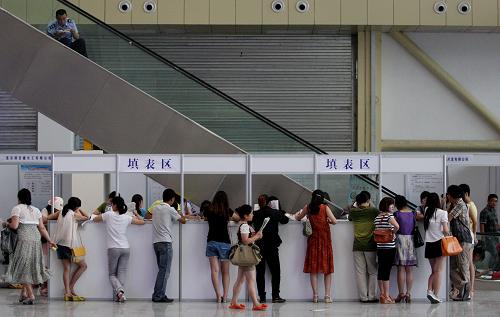 7月21日,求職者在連云港市夏季人才交流大會上填寫應聘信息。新華社發(fā)(王振 攝)